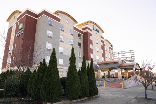 Holiday Inn Express Maspeth Hotel image 1